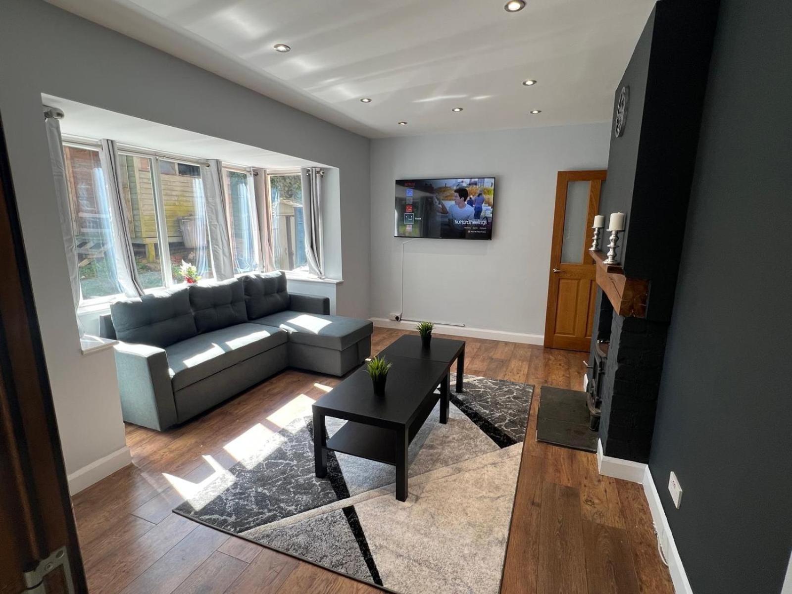Luxury Detached Near Bhx, Jlr, Nec Holiday home *
